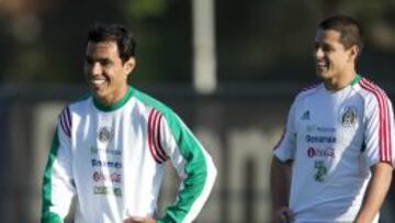 Omar Bravo junto a Javier Hern&aacute;ndez en la Selecci&oacute;n Mexicana.