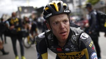 El ciclista neerlandés Steven Kruijswijk llega a meta tras una caída en la tercera etapa del Tour de Francia 2021 con final en Pontivy.