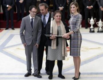 La reina Letizia, entrega a Special Hockey Plus el premio Infanta Sofía que reconoce a la persona o entidad que por su propia actuación deportiva o por el fomento de la actividad de otros haya destacado especialmente en la difusión y mejora de la actividad deportiva entre los discapacitados físicos, psíquicos o sensoriales, durante la ceremonia de entrega de los Premios Nacionales del Deporte 2014.