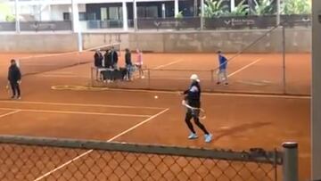 Nadal entrena sobre tierra batida.