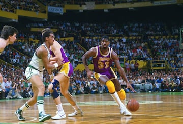 Earvin ‘Magic’ Johnson disputó 13 temporadas en Los Angeles Lakers. Acumuló cinco anillos y 12 All Stars. Es miembro del Hall of Fame. Era el director de orquesta de los Lakers del Show Time: promedió 19,5 puntos, 11,2 asistencias (sus pases en contrataque y sin mirar era una delicia) y 7,2 rebotes. Sus duelos contra los Boston Celtics de Larry Bird elevaron el nivel y el interés de la Liga.