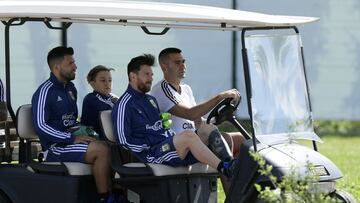 Los médicos de la AFA viajan a Barcelona para ver al Kun