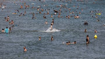 VALENCIA VALENCIAN COMMUNITY, SPAIN - AUGUST 12: Bathers enjoy themselves at the Malvarrosa Beach, on 12 August, 2022 in Valencia, Valencian Community, Spain. A DANA established in the Iberian Peninsula is causing increased temperatures in the eastern part of the country. For today the Aemet has activated the orange alert in Valencia for significant risk due to heat throughout the south of the province, while in the north will be in force the yellow alert. The worst situation will occur between one o'clock in the afternoon and nine o'clock at night, hours in which more heat is expected. Throughout the territory it is expected that the mercury will not drop below 38 ?C in the shade. (Photo By Rober Solsona/Europa Press via Getty Images)