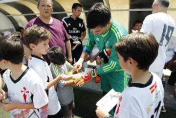 Contreras firmando autógrafos.
