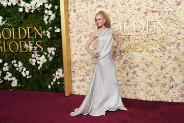 Nicole Kidman posa durante la alfombra roja de los Globos de Oro 2025 celebrados en el Hotel Beverly Hilton de los Ángeles.
 