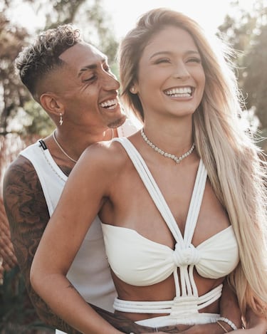 El joven extremo brasileño, que fichó por el Barcelona el pasado verano, dio el 'sí quiero' con Natalia Rodrigues tras dos años de relación. Ambos se conocieron en mitad de unas vacaciones en Cancún, lugar en el que se enamoraron. La esposa del pupilo de Xavi, que tiene 23 años, ostenta una estrecha vinculación con el mundo de las redes sociales gracias a su faceta como influencer, donde comparte imágenes con sus mejores posados.