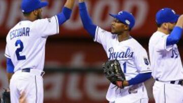 Jarrod Dyson celebra con Escobar la victoria de su equipo.