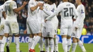 Benzema, felicitado por sus compañeros tras marcar ante el Malmoe.