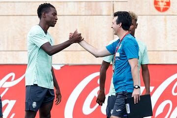 Unai Emery saluda al canterano senegalés, Nicolas Jackson.