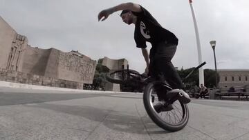 Varo Hern&aacute;ndez practicando BMX Flatland en la plaza de Col&oacute;n (Madrid, Espa&ntilde;a). 