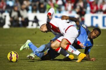 El delantero brasileño del Getafe Sammir y Alex Moreno, del Rayo Vallecano, luchan por el balón durante el partido de la decimoséptima jornada de la Liga de Primera División