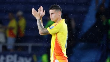 AME6361. BARRANQUILLA (COLOMBIA), 04/09/2025.- James Rodríguez de Colombia celebra la victoria este jueves, al finalizar un partido por las eliminatorias a la Copa Mundial 2026 entre Colombia y Bolivia en el estadio Metropolitano en Barranquilla (Colombia). EFE/ Mauricio Dueñas Castañeda