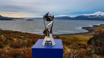 AME6605. PUERTO WILLIAMS (CHILE), 05/09/2025.- FotografÍa cedida por la FIFA, del trofeo de la Copa Mundial Sub-20 de la FIFA este viernes, en Puerto Williams (Chile). La copa mundial de la FIFA Sub-20 se disputara en territorio chileno del 27 de septiembre de 2025 al 20 de octubre de 2025. EFE/ FIFA/ Marcelo Hernández/ /SOLO USO EDITORIAL/NO VENTAS/SOLO DISPONIBLE PARA ILUSTRAR LA NOTICIA QUE ACOMPAÑA (CRÉDITO OBLIGATORIO)