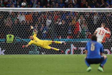 0-0. Tanda de penaltis, segundo lanzamiento. Dani Olmo dispara por encima de la portería de Gianluigi Donnarumma.