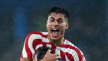 Alberto Moreno abraza a Carlos Martín tras marcar gol en el partido del Centenario ante la Ponferradina.