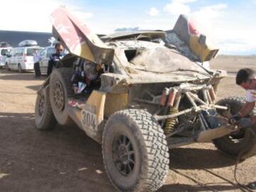 El español Carlos Sainz sufrió un accidente durante la cuarta etapa entre San Salvador de Jujuy y Tupiza.