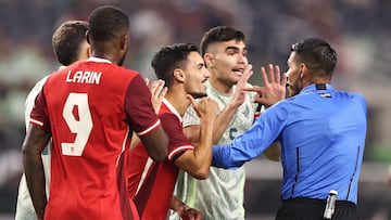 ARLINGTON, TEXAS - SEPTEMBER 10: Johan Vazquez #5 of Mexico argues with the referee during an international friendly match between Mexico and Canada at AT&T Stadium on September 10, 2024 in Arlington, Texas. Omar Vega/Getty Images/AFP (Photo by Omar Vega / GETTY IMAGES NORTH AMERICA / Getty Images via AFP)
