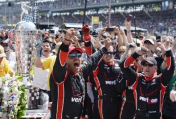 Juan Pablo Montoya consigue su segundo titulo en la mítica carrera de automovilismo. En la versión 99, Montoya bebe la leche.