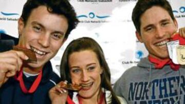 <b>TRES NADADORES Y CINCO MEDALLAS. </b>Alan Cabello, Mireia Belmonte y Aschwin Wildeboer, ayer, a su llegada al aeropuerto de El Prat. Rafa Muñoz aterrizó en Madrid.