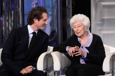 Maria Sole Agnelli cumplió 100 años el pasado mes de agosto, y lo hace como una figura discreta pero influyente del aristocrático clan Agnelli. Nacida en 1925 en Villar Perosa, su hermano fue Gianni Agnelli, el legendario presidente de Fiat, y a lo largo de su vida ha combinado elegancia, compromiso político y pasión por los caballos.

Fue alcaldesa de Campello sul Clitunno en los años 60, empresaria, madre de cinco hijos y medallista olímpica en equitación. A pesar de su fortuna y títulos nobiliarios, siempre ha mantenido un perfil bajo. Hoy, con un siglo de vida, sigue siendo símbolo de distinción y longevidad en la historia italiana.