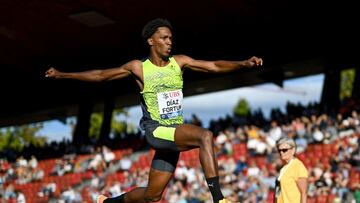 El atleta cubano Jordan Díaz compite durante la prueba de triple salto en el evento final de la Diamond League en Zúrich.