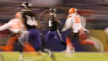 BALTIMORE, MARYLAND - DECEMBER 30: Quarterback Lamar Jackson #8 of the Baltimore Ravens looks to throw the ball in the third quarter against the Cleveland Browns at M&amp;T Bank Stadium on December 30, 2018 in Baltimore, Maryland.   Patrick Smith/Getty Images/AFP
 == FOR NEWSPAPERS, INTERNET, TELCOS &amp; TELEVISION USE ONLY ==