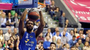Earl Clark anota un mate ante el Coosur Betis.