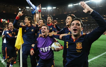 Xavi Hern¨¢ndez y la selecci¨®n espa?ola de celebraci¨®n tras ganar el Mundial.