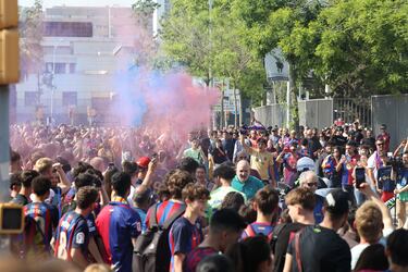 Los jugadores del Barça, la directiva y el cuerpo técnico celebran el triplete (Liga, Copa y Supercopa) entre los aficionados.
