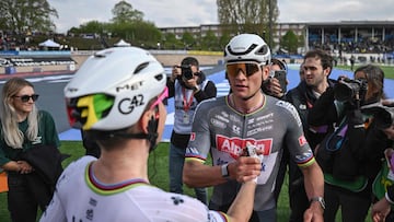 Van der Poel y Pogacar se felicitan mutuamente en el velódromo de Roubaix.