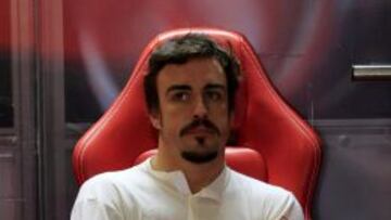 Alonso, en el pit de Ferrari.