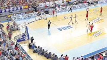 <b>TODO EL APOYO. </b> El pabellón Vista Alegre de Córdoba se llenó para presenciar el primer amistoso de los de Pepu Hernández.