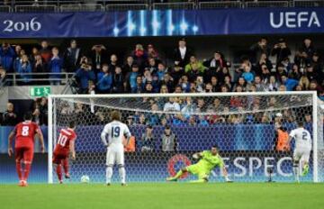 Sevilla's Ukrainian midfielder Yevhen Konoplyanka scores the penalty during the UEFA Super Cup final football match between Real Madrid CF and Sevilla FC on August 9, 2016 at the Lerkendal Stadium in Trondheim. / AFP PHOTO / JONATHAN NACKSTRAND