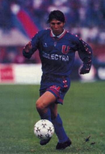 Su buena campaña en Unión el '96 provocó la lucha entre Colo Colo y la U. Los albos parecían tener la ventaja, pero al final fue presentado en la Noche Azul. Ahí brilló y ganó 4 títulos.