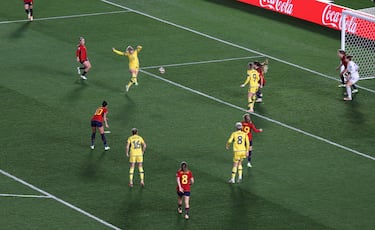 La jugadora del Wolfsburgo empató el partido tras rematar sola un balón suelto en el área.