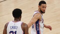 Ben Simmons y Joel Embiid, durante un partido de la NBA de los Sixers.