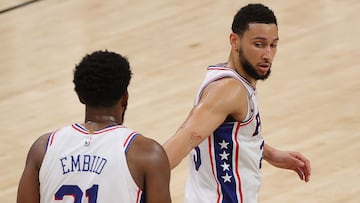 Ben Simmons y Joel Embiid, durante un partido de la NBA de los Sixers.