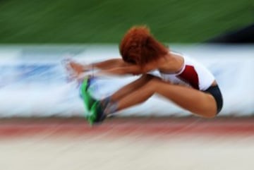 La atleta Taliyah Brooks compite en salto de longitud durante la competición del heptatlón femenino.