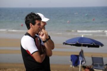La plantilla sevillista se entrenó esta mañana en la playa Costa Ballena. Los jugadores nervionenses corrieron primero sobre el campo de golf aledaño y luego se pusieron el bañador para jugar al voley-playa. Después llegó la hora de meterse en el mar y realizar varios ejercicios. En medio de muy buen ambiente, hasta intentaron hacer un castillo humano, que no consiguieron completar.