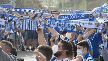 Numerosos seguidores de la Real Sociedad se han agolpado en los alrededores de Zubieta para despedir al club antes de la final de la Copa del Rey.