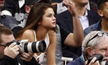 Selena Gomez, la aficionada más bella de los San Antonio Spurs