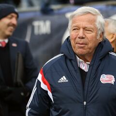 Who are the finalists to enter the Pro Football Hall of Fame in 2023?