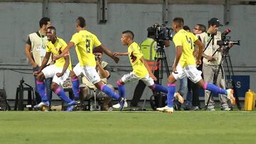 Colombia celebra el gol ante Chile