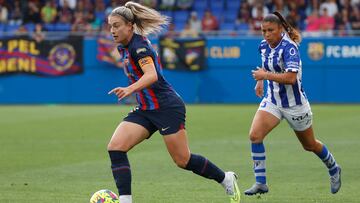 BARCELONA 30/04/2023.-La centrocampista del Barcelona Alexia Putellas (i) disputa una posesión durante el partido correspondiente a la jornada 27 de la Liga F que Barcelona y Sporting de Huelva disputan este domingo en el Estadi Johan Cruyff de la Ciudad Condal. EFE/ Toni Albir