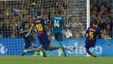 Agosto de 2017. El Real Madrid gana la Supercopa de España al Barcelona. En la imágen, Messi marcando el 1-1. Partido de ida estadio Camp Nou.