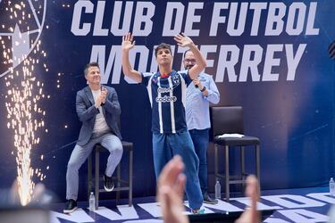 En verano de 2024, Óliver Torres siguió el camino que abrió Sergio Canales el verano anterior y firmó por el mismo equipo que el cántabro. En su primera temporada lleva jugados 25 partidos.
