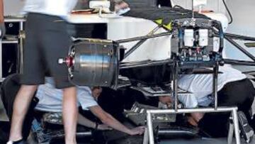 <b>CAMINO DEL JUEZ. </b>Los mecánicos de Brawn preparaban así el coche antes de ir a las verificaciones.