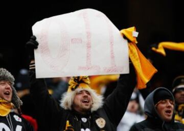Un aficionado de los Steelers sostiene un cartel total y completamente ilegible. Eso sí, él está muy orgulloso de su obra.