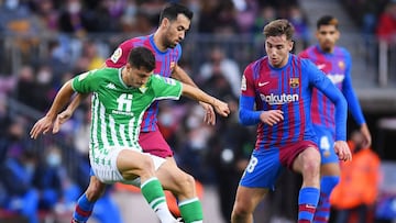 BARCELONA, SPAIN - DECEMBER 04: Guido Rodriguez of Real Betis is challenged by Sergio Busquets and Nico Gonzalez of FC Barcelona during the La Liga Santander match between FC Barcelona and Real Betis at Camp Nou on December 04, 2021 in Barcelona, Spain. (