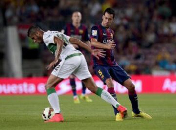 Sergio Busquets del Barcelona y Jonathan del pugnan por el balon durante el partido frente al Elche, correspondiente a la primera jornada de la Liga de Primera División, que se juega hoy en el Camp Nou.
